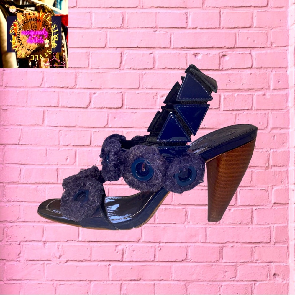 Tory Burch Patent Leather Floral Print Sandals! 💋